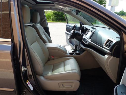 Used 2019 Toyota Highlander FWD V6 image 69