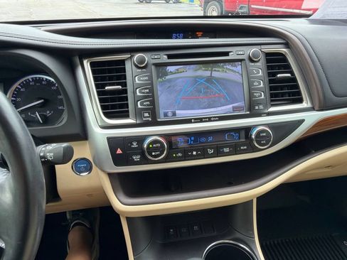 Used 2019 Toyota Highlander Limited Platinum AWD/4WD image 11