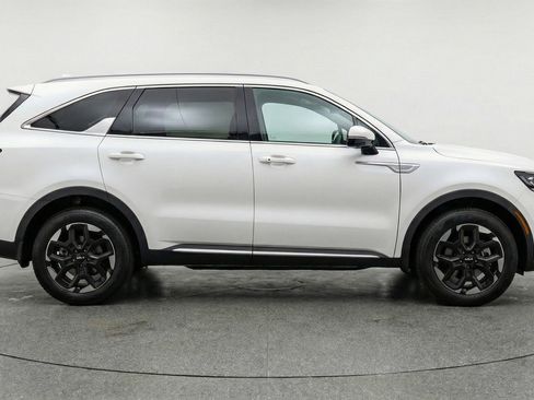 Used 2024 Kia Sorento S FWD image 11