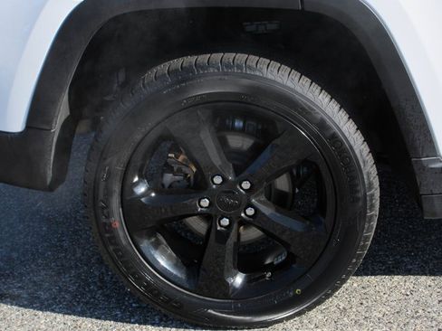 Used 2023 Jeep Grand Cherokee Limited w/ Black Appearance Package image 4