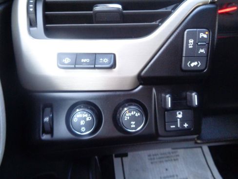 Used 2018 GMC Yukon Denali w/ Open Road Package AWD/4WD image 33