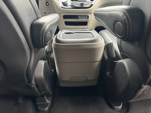 Used 2023 Chrysler Pacifica Touring-L FWD image 43
