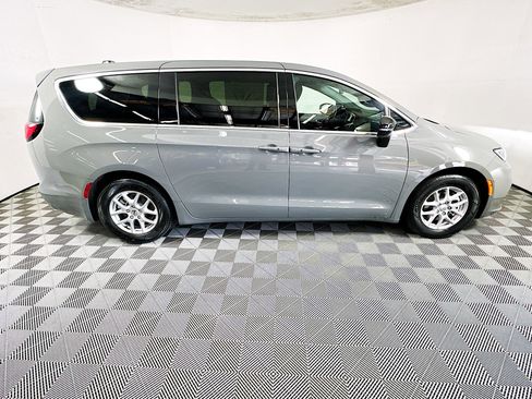 Used 2025 Chrysler Pacifica Select image 2