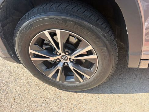 Used 2018 Toyota Highlander LE FWD image 13