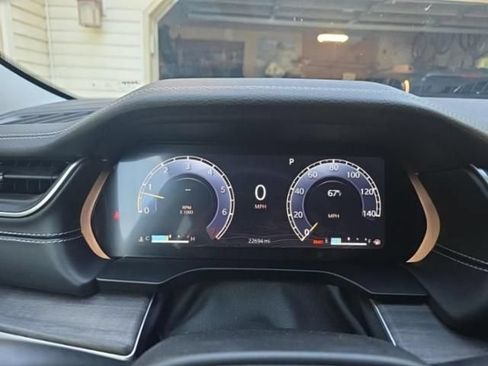 Used 2023 Jeep Grand Cherokee Limited w/ Black Appearance Package AWD/4WD image 17