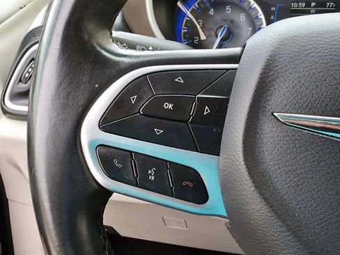 Used 2017 Chrysler Pacifica Touring-L w/ Tire & Wheel Group FWD image 16