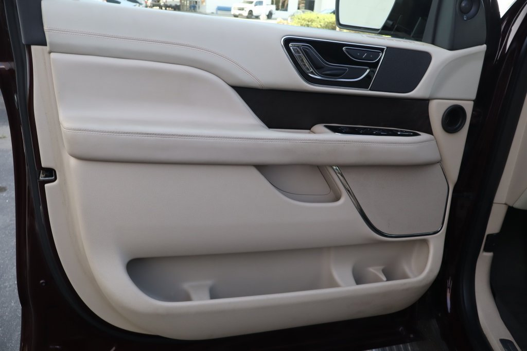 Used 2018 Lincoln Navigator L Select RWD image 19