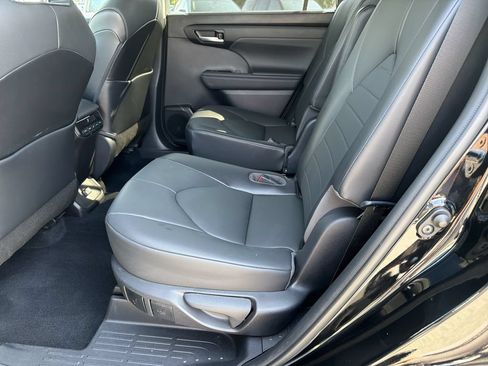 Used 2021 Toyota Highlander XLE AWD/4WD image 31