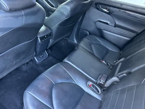 Used 2020 Toyota Highlander XLE AWD/4WD image 13