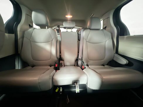 Used 2024 Toyota Sienna XLE FWD image 33