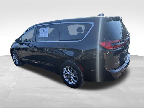 Used 2023 Chrysler Pacifica Touring-L w/ Uconnect Theater Family Group image 10