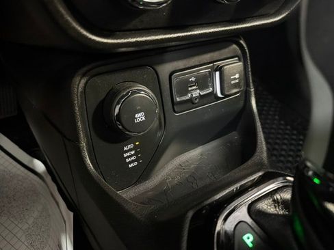 Certified 2017 Jeep Renegade Altitude AWD/4WD image 44