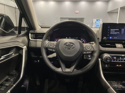 Used 2025 Toyota RAV4 XLE image 19