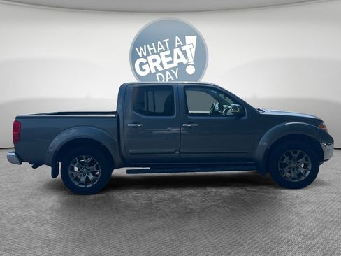 Used 2017 Nissan Frontier SL w/ Moonroof Package AWD/4WD image 2