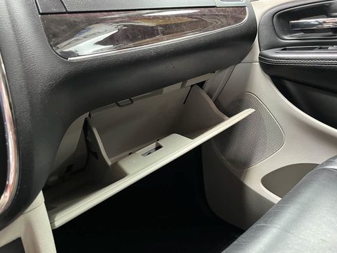 Used 2015 Chrysler Town & Country Limited Platinum FWD image 15