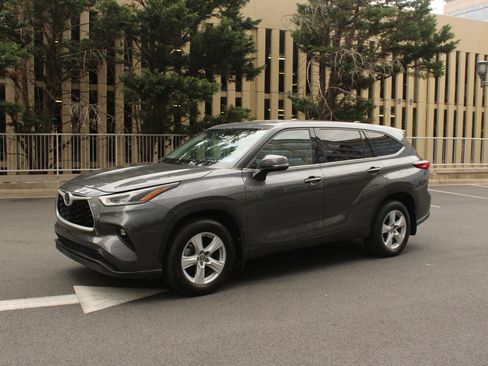 Used 2021 Toyota Highlander LE AWD/4WD image 13