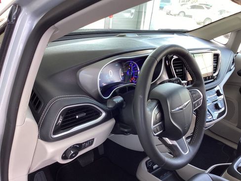 Used 2024 Chrysler Pacifica Select image 9