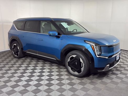 Used 2024 Kia EV9 Land image 2