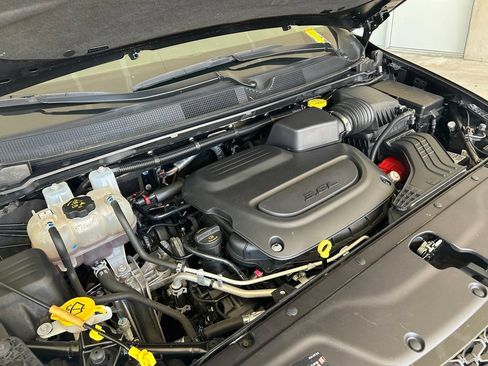 Used 2024 Chrysler Pacifica Touring-L FWD image 11