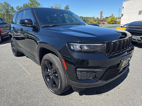 Used 2023 Jeep Grand Cherokee Altitude image 2