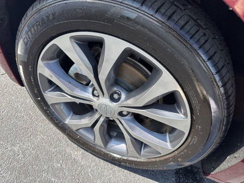 Used 2017 Chrysler Pacifica Limited image 9