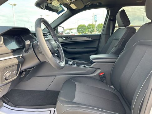 Used 2025 Jeep Grand Cherokee Laredo X RWD image 12