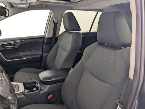 Used 2021 Toyota RAV4 XLE w/ Convenience Package FWD image 11