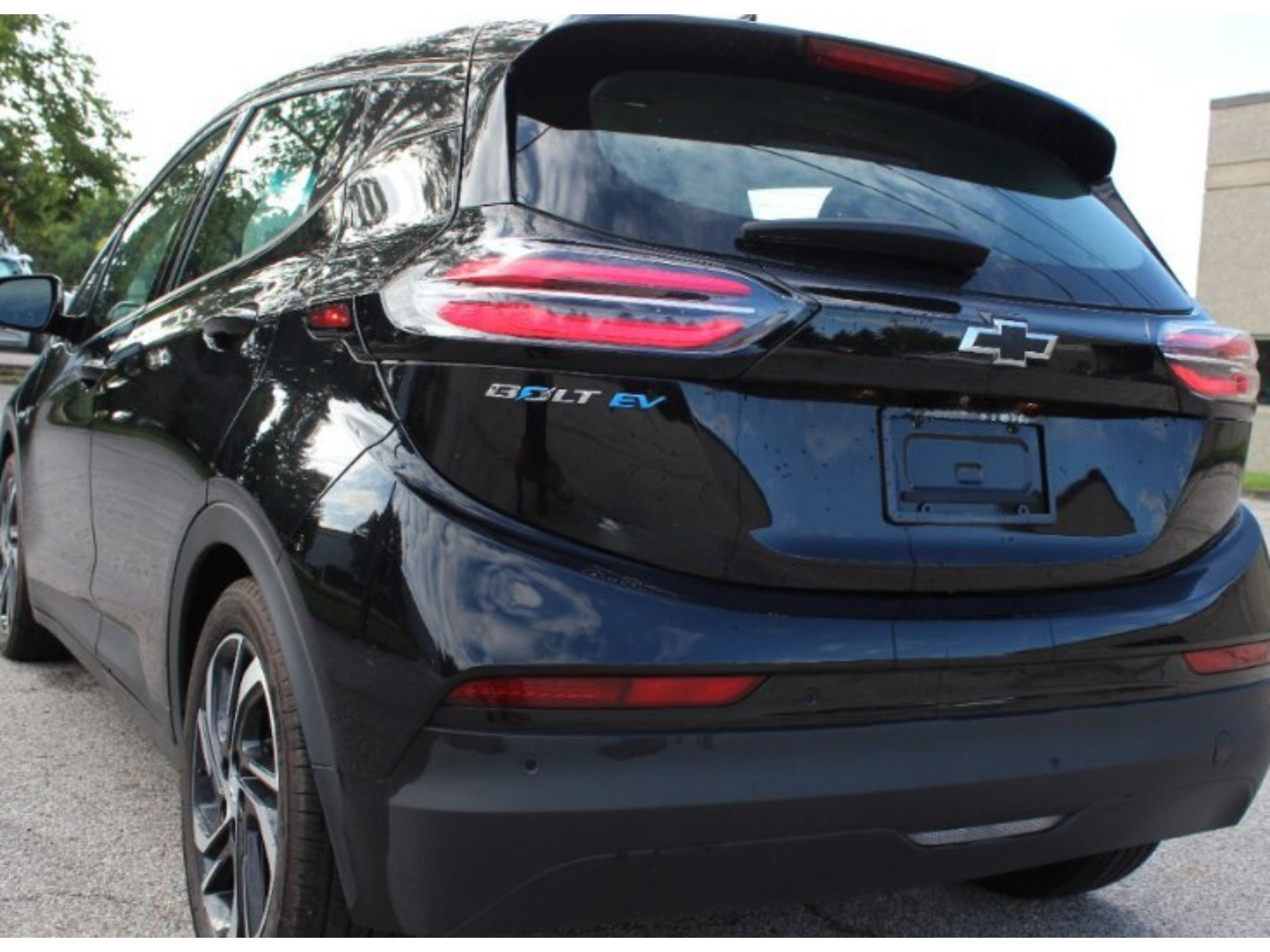 Used 2023 Chevrolet Bolt LT w/ Infotainment Package FWD image 3
