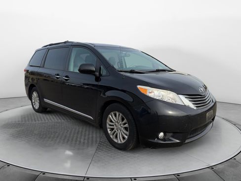 Used 2014 Toyota Sienna XLE image 3