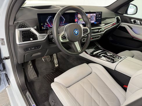 Certified 2025 BMW X5 xDrive50e w/ M Sport Package AWD/4WD image 4