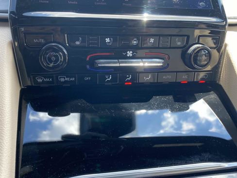 Used 2024 Jeep Grand Cherokee Limited w/ Luxury Tech Group II RWD image 32