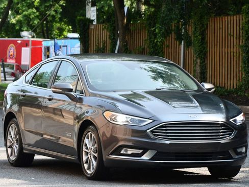 Used 2017 Ford Fusion Energi SE image 11