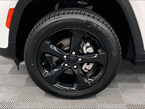 Used 2023 Jeep Grand Cherokee Altitude AWD/4WD image 10