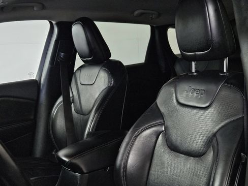 Used 2019 Jeep Cherokee Limited FWD image 23