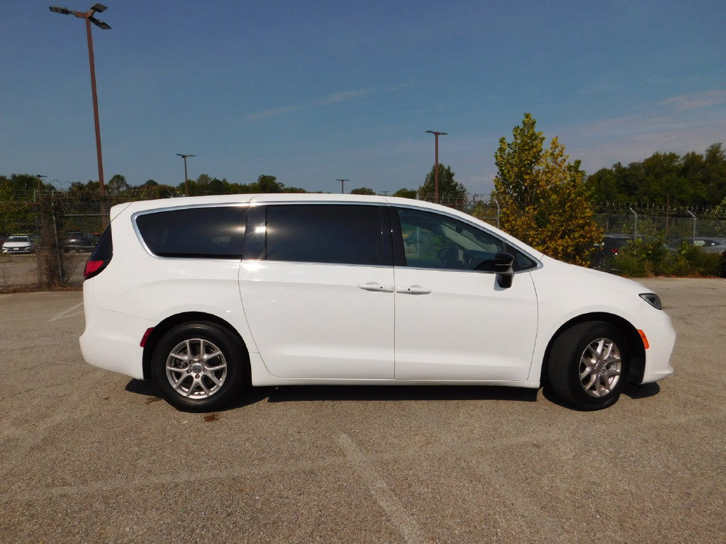 Used 2024 Chrysler Pacifica Touring-L FWD image 5