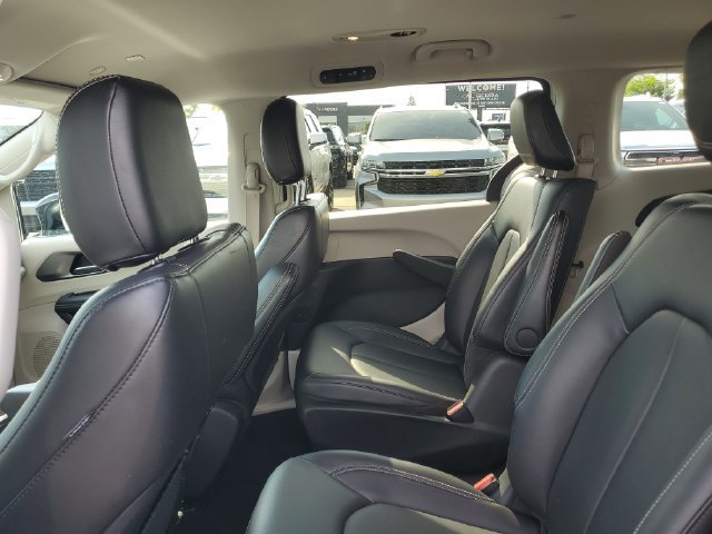 Used 2024 Chrysler Pacifica Limited FWD image 9