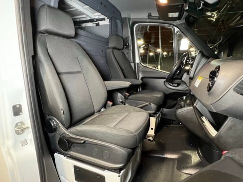 Used 2023 Mercedes-Benz Sprinter 1500 image 4