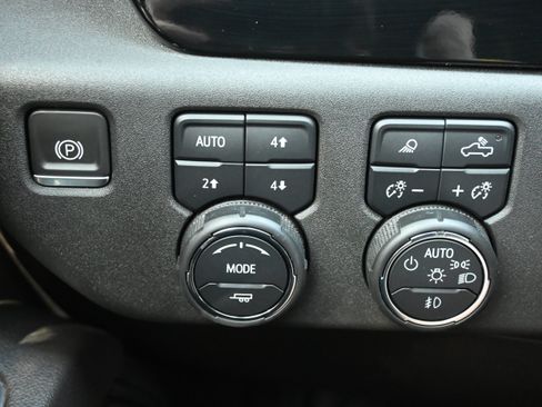 Used 2023 Chevrolet Silverado 1500 LTZ AWD/4WD image 28