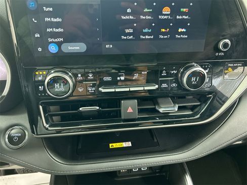 Used 2023 Toyota Highlander Limited image 16