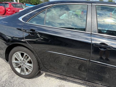 Used 2015 Toyota Camry SE w/ Moonroof Package FWD image 10