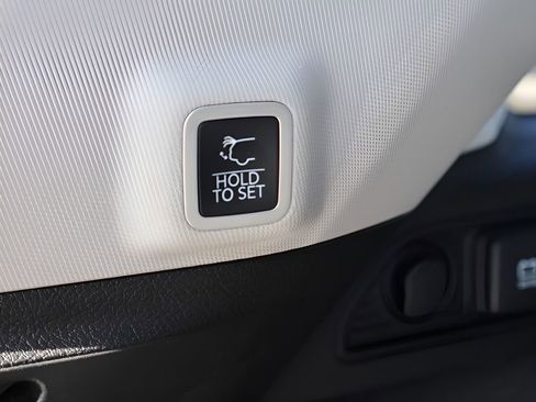 Used 2022 Jeep Grand Cherokee Overland w/ Luxury Tech Group IV image 19