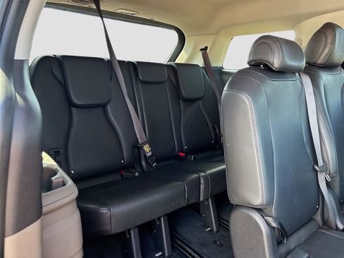 Used 2025 Kia Carnival FWD image 28