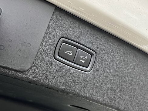 Certified 2022 Porsche Cayenne Platinum Edition image 21