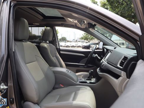 Used 2019 Toyota Highlander XLE FWD image 32