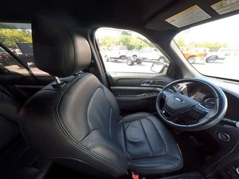 Used 2017 Ford Explorer XLT w/ Equipment Group 202A AWD/4WD image 34