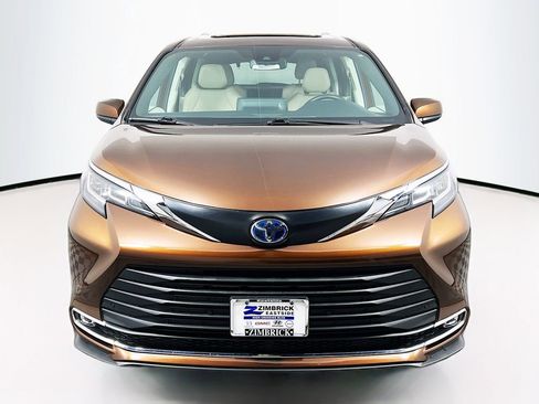 Used 2022 Toyota Sienna XLE AWD/4WD image 2