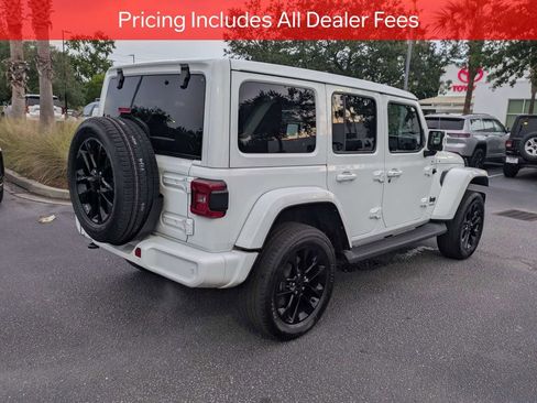 Used 2022 Jeep Wrangler Unlimited Sahara AWD/4WD image 4