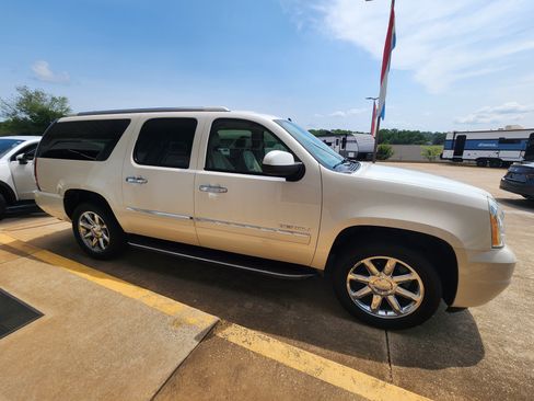Used 2013 GMC Yukon XL Denali AWD/4WD image 3