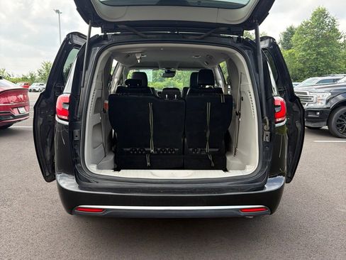Used 2022 Chrysler Pacifica Touring-L FWD image 11