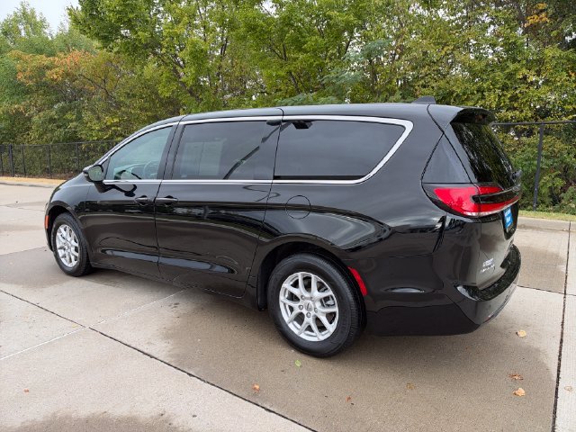 Used 2025 Chrysler Pacifica Select FWD image 3